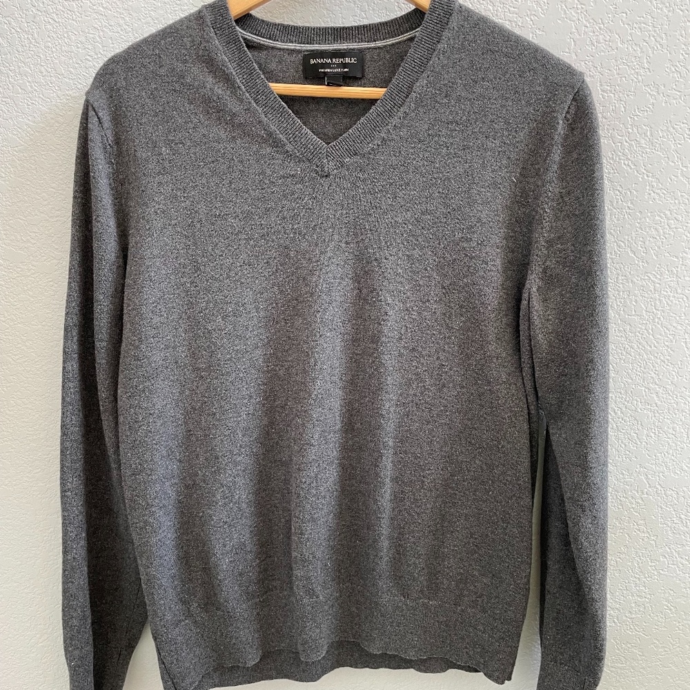 Banana Republic Men's Medium Gray Premium Luxe V-Neck Sweater